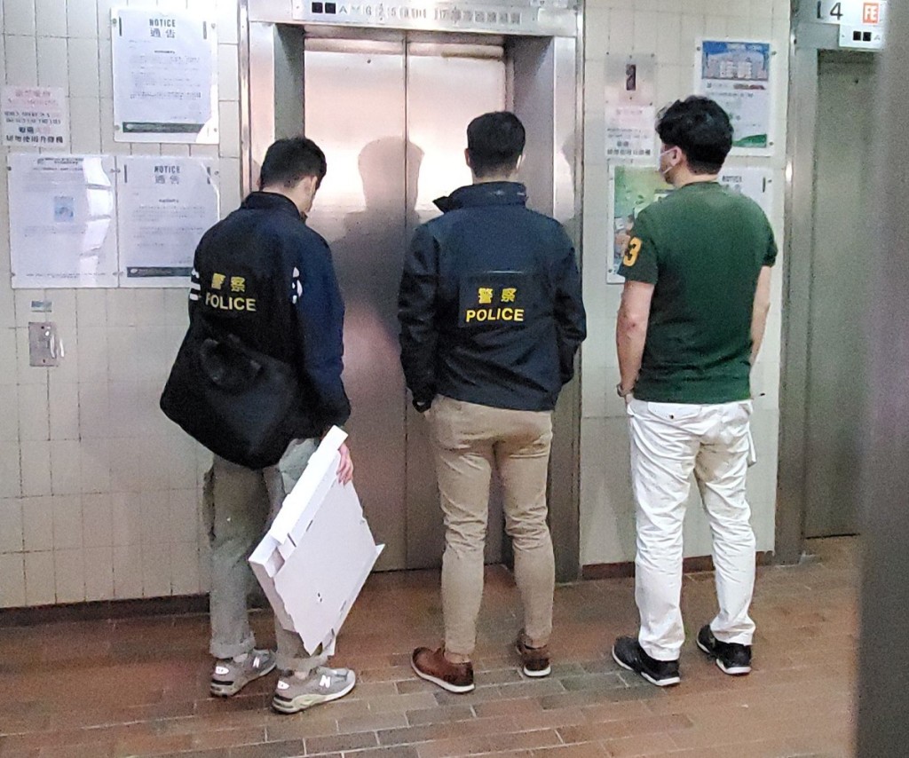 事發後大批探員到大圍嘉田苑嘉祺閣調查蒐證。