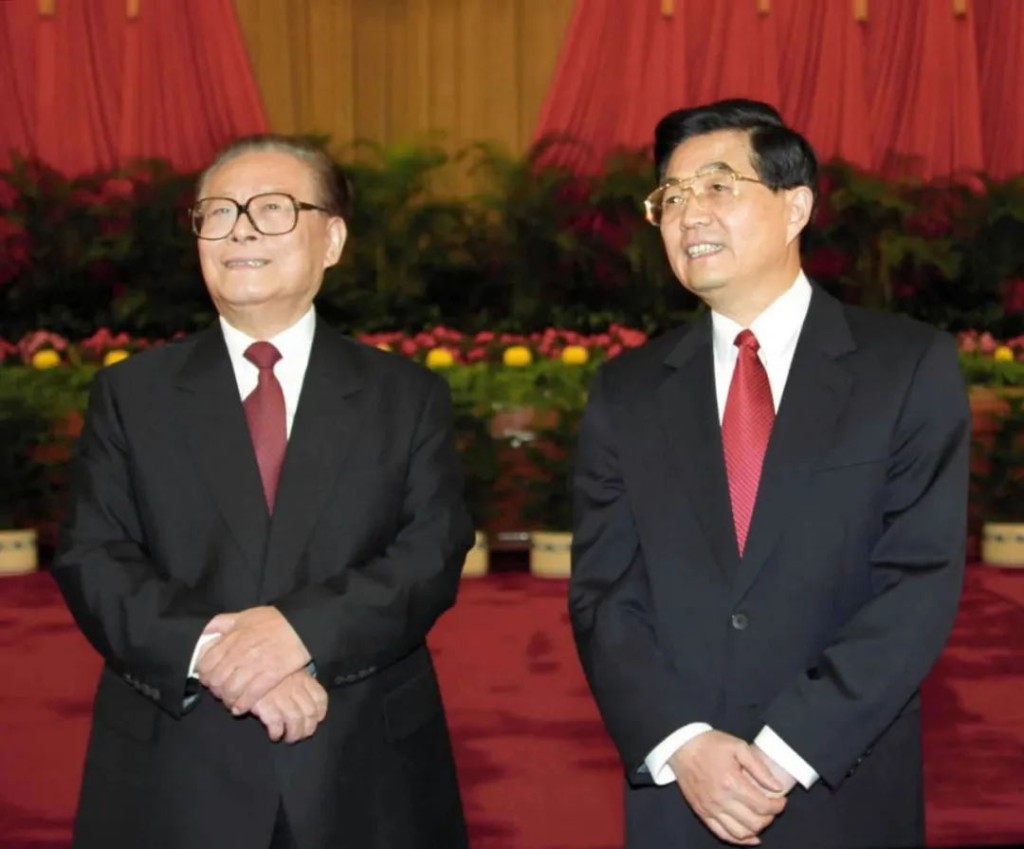 2002年江泽民、胡锦涛在北京人民大会堂。新华社