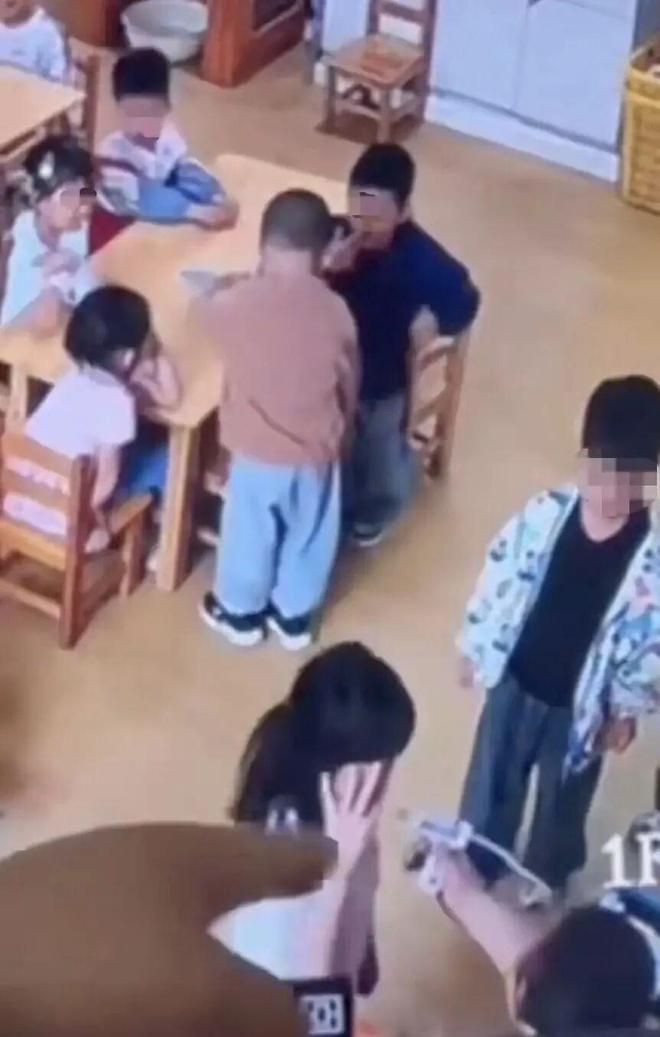 閉路電視拍下涉事教師下毒手的情況。
