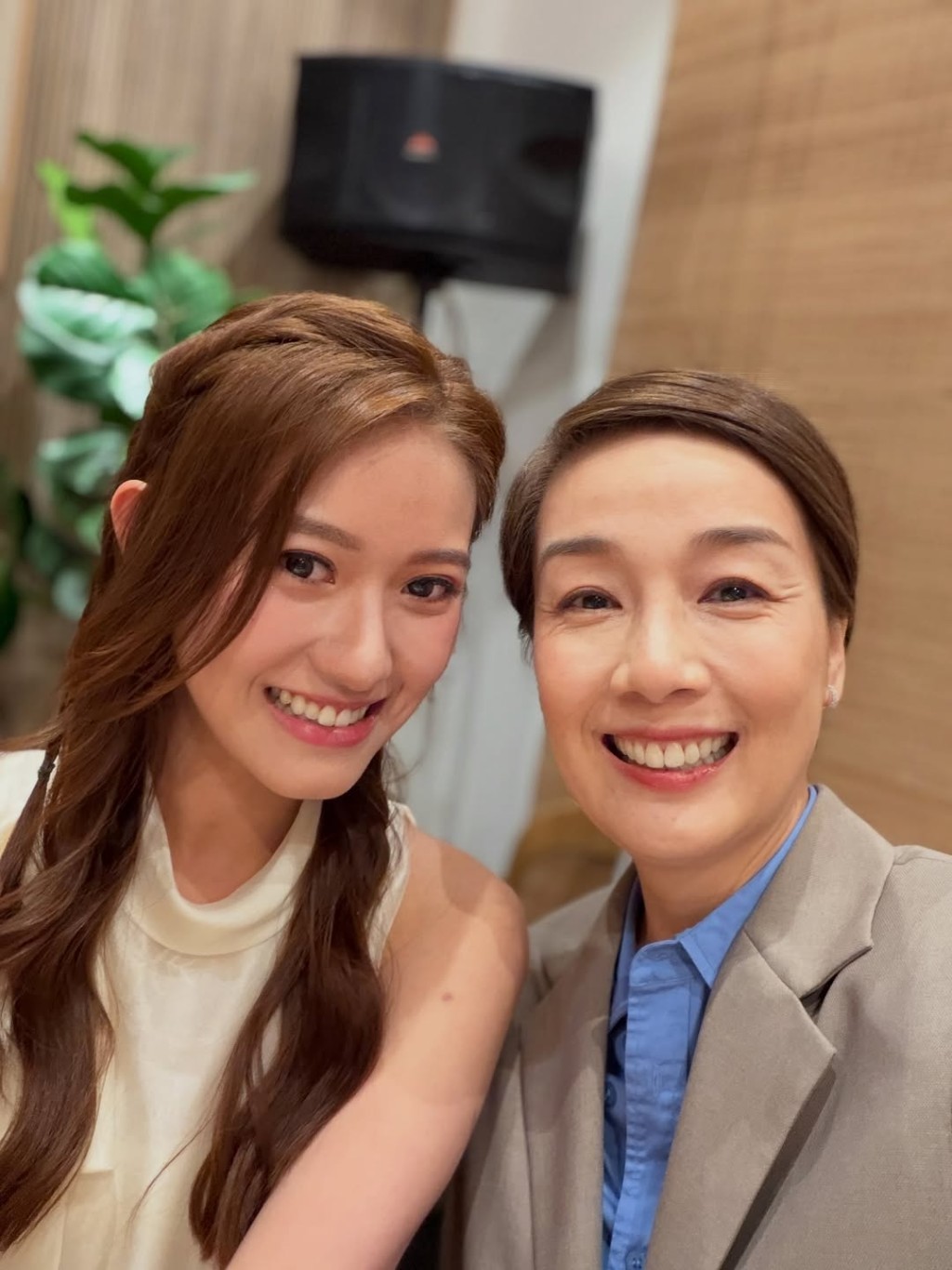 李澤欣與江美儀合照。