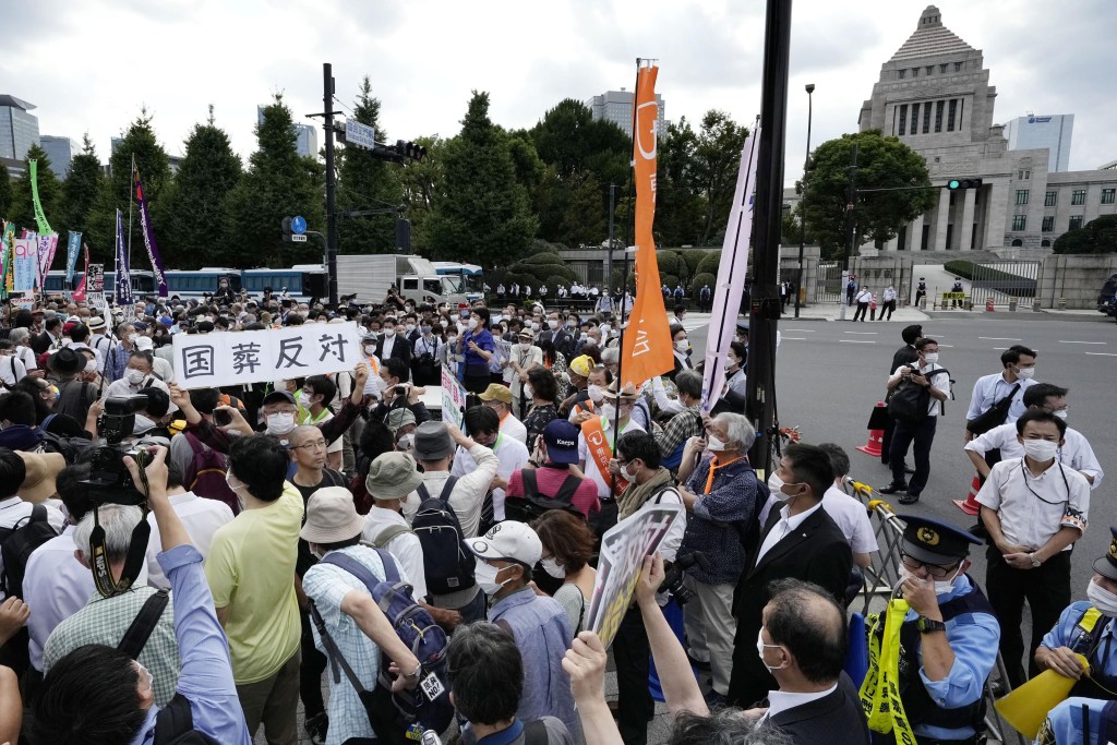 民眾在東京議會附近抗議日本前首相安倍晉三的國葬。AP