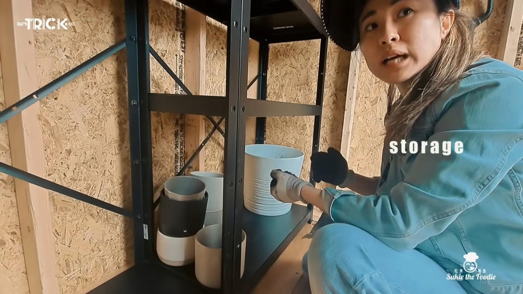 石詠莉整理用具。
