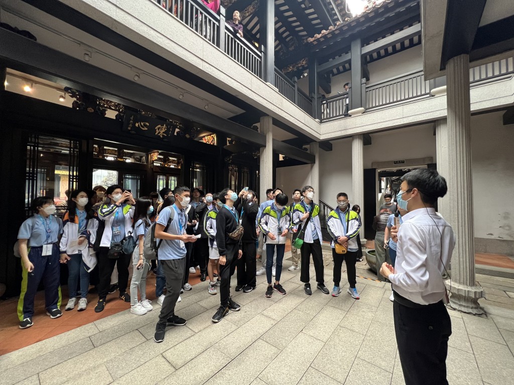 高中學生到廣州永慶坊參觀粵劇藝術博物館。