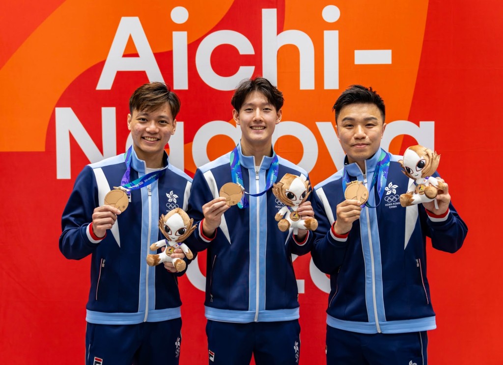 健康與體育運動科學系五年級、SALSA學生李智剛(左)與鄧宇軒(中),奪得空手道男子團體形銅牌。 健康與體育運動科學系五年級、SALSA學生李智剛(左)與鄧宇軒(中),奪得空手道男子團體形銅牌。