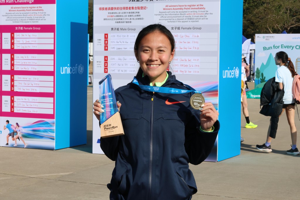 首次在本賽參加半馬的黃卓寧勇奪女子組全場總冠軍。徐嘉華攝