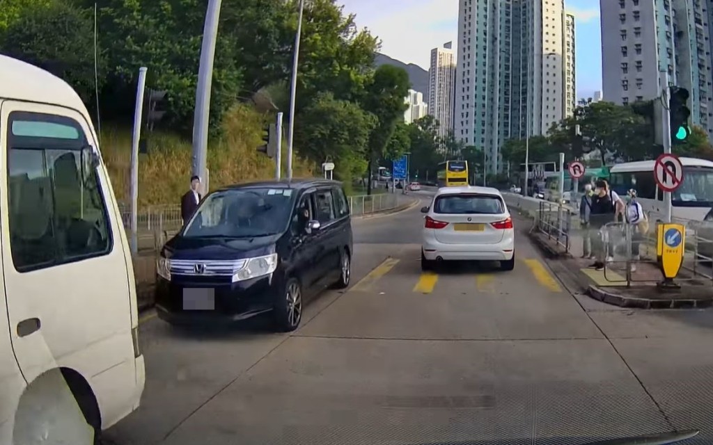 穿梭小巴前方有一輛七人車逆線駛至。fb車cam L（香港群組）影片截圖