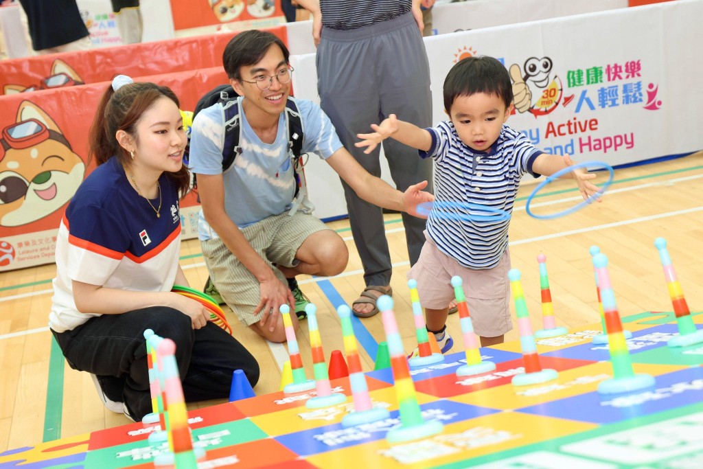 現場有不少攤位遊戲供市民一家大細遊玩。李家超fb 現場有不少攤位遊戲供市民一家大細遊玩。李家超fb