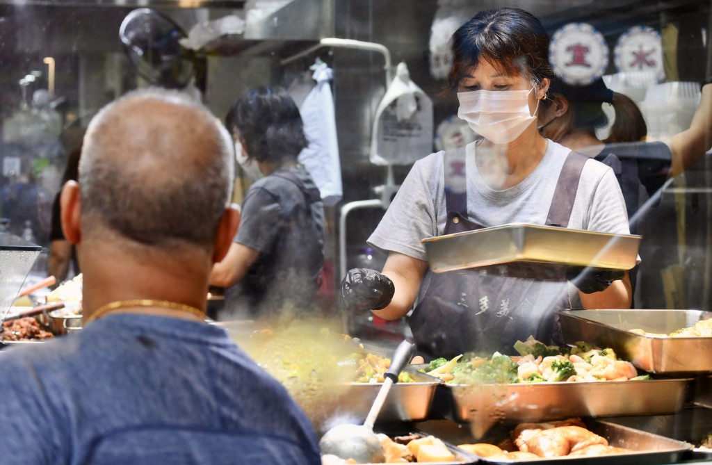兩餸飯店節省樓面人手,性價比較高。 兩餸飯店節省樓面人手,性價比較高。