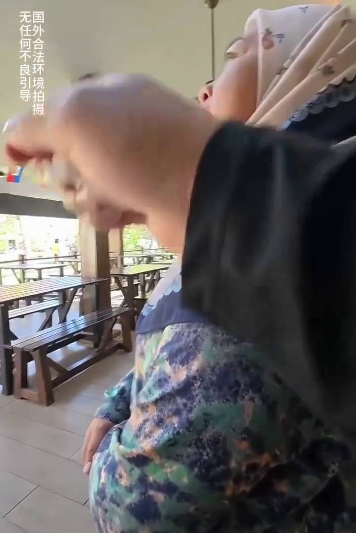 內地男質問大馬酒店女職員。 網片截圖