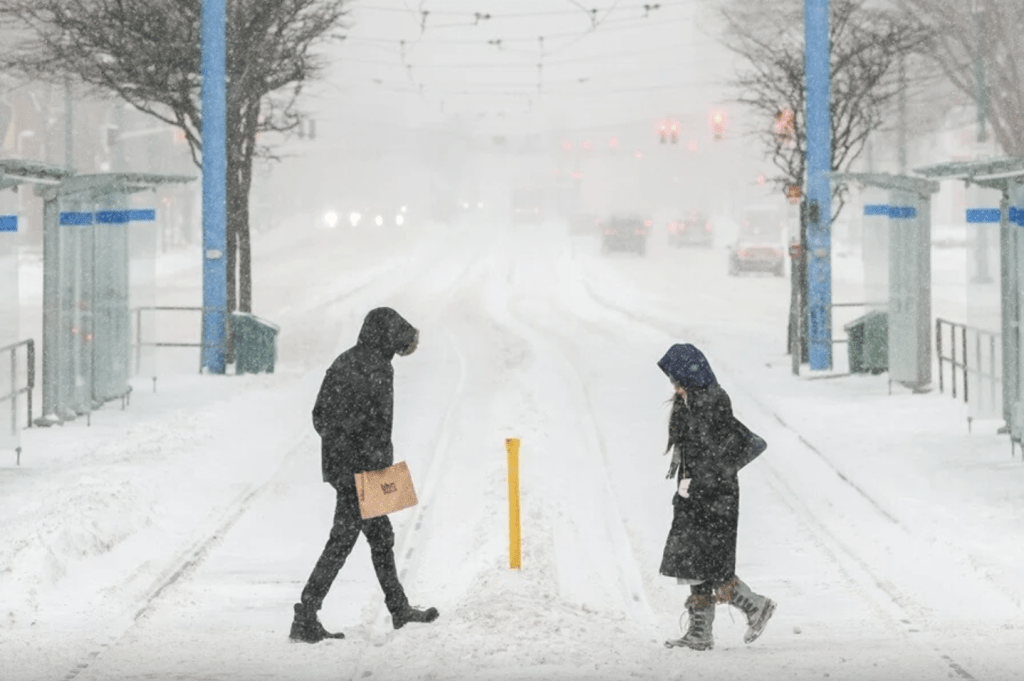 街道被白雪完全掩埋。美联社