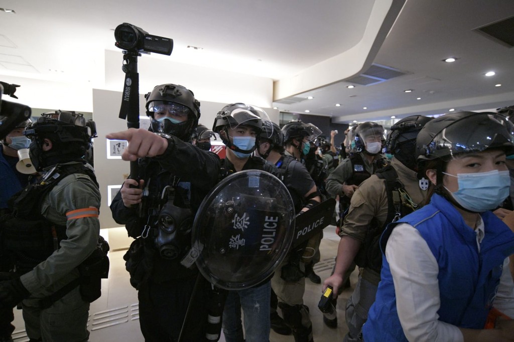 防暴警察驅散人群。