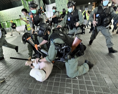 警方昨日在銅鑼灣拘捕多人。資料圖片