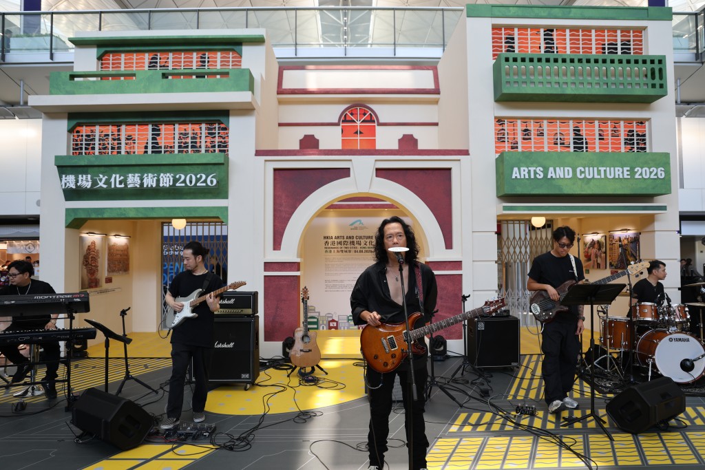 經典歌《紅色跑車》、《留住我吧》、《一加一減你》、《鐵塔凌雲》都好正。 經典歌《紅色跑車》、《留住我吧》、《一加一減你》、《鐵塔凌雲》都好正。