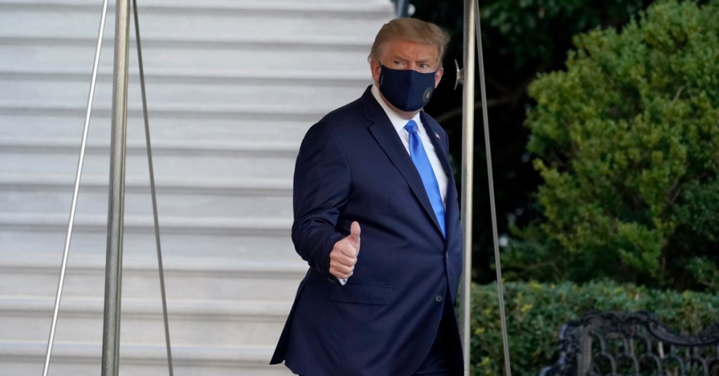 美國總統特朗普確診新冠肺炎，當外界懷疑這樣會對他選情造成打擊，但最新民調卻顯示，他中招博到同情分，民望殺上。AP圖片