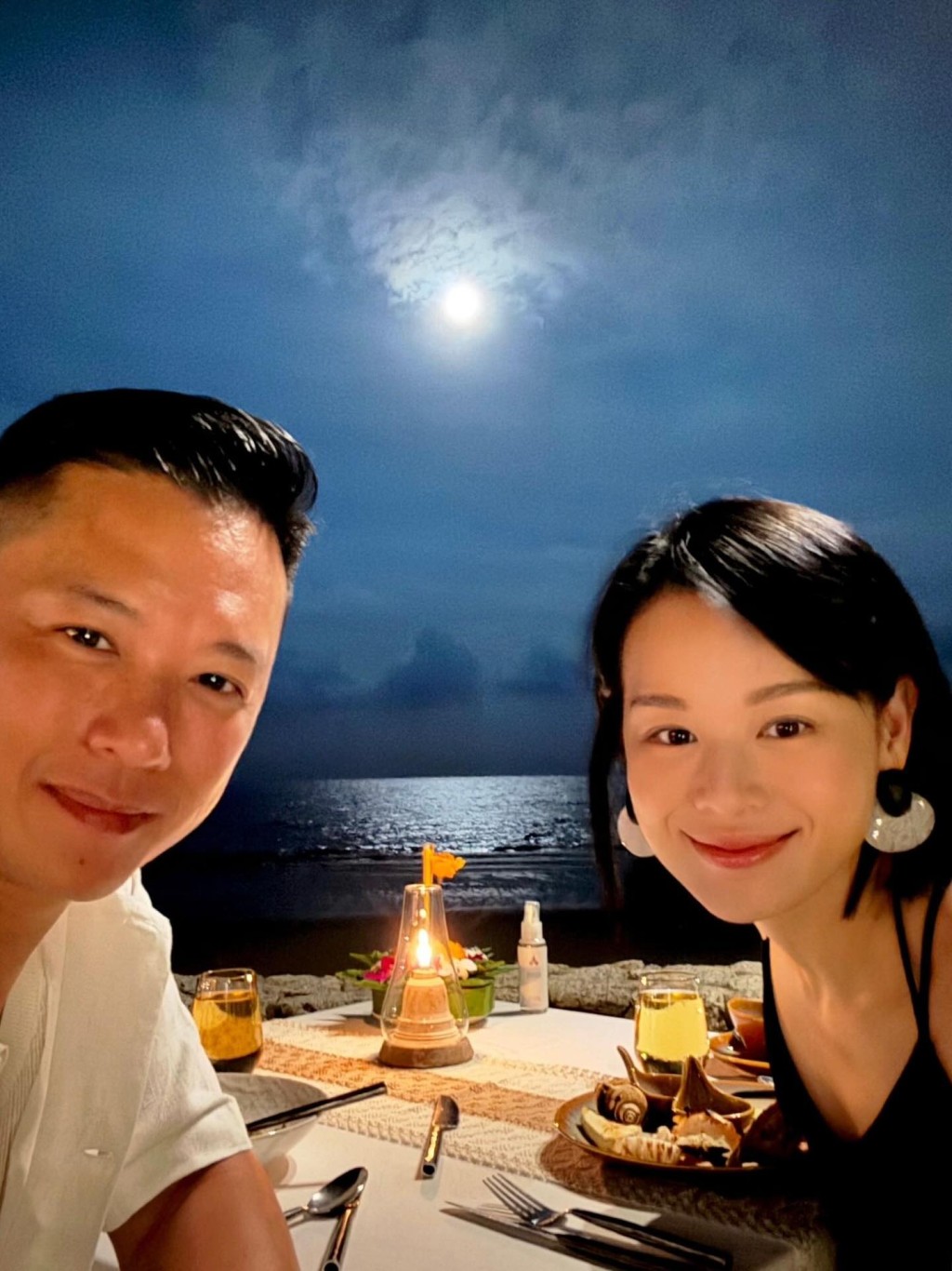 胡杏兒甜蜜自拍,記錄下晚餐時光的幸福瞬間。 胡杏兒甜蜜自拍,記錄下晚餐時光的幸福瞬間。