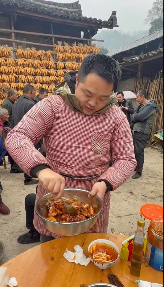 「張教官」帶兒子回鄉體驗殺豬宴。