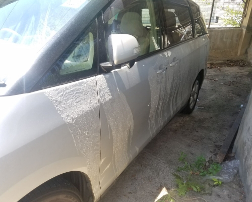 車身遭淋潑起漆水。