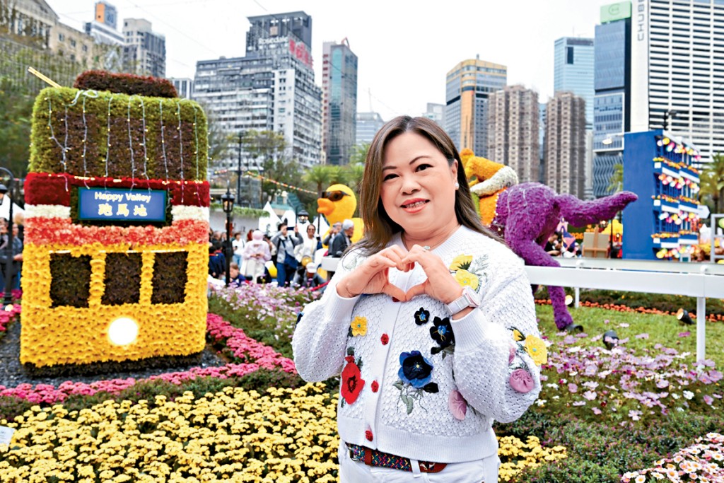 羅淑佩身穿「花花衫」打卡。 羅淑佩身穿「花花衫」打卡。