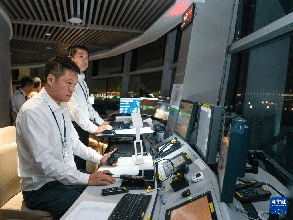 8月26日,深圳空管站塔台管制員指揮試飛飛機進行驗證飛行。新華社 8月26日,深圳空管站塔台管制員指揮試飛飛機進行驗證飛行。新華社