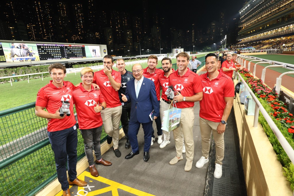  香港榄球代表队今晚在马会公司事务执行总监谭志源陪同下，入场观看赛事。