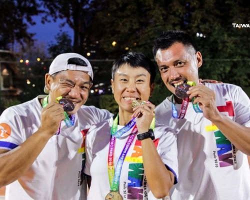 台灣選手2018年出席巴黎同樂會,開心地出示獎牌拍照。台灣同志運動發展協會圖片