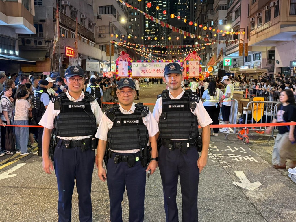 正職為老師的王家俊(右)於公餘時間披上警服，以輔警身份服務市民。 