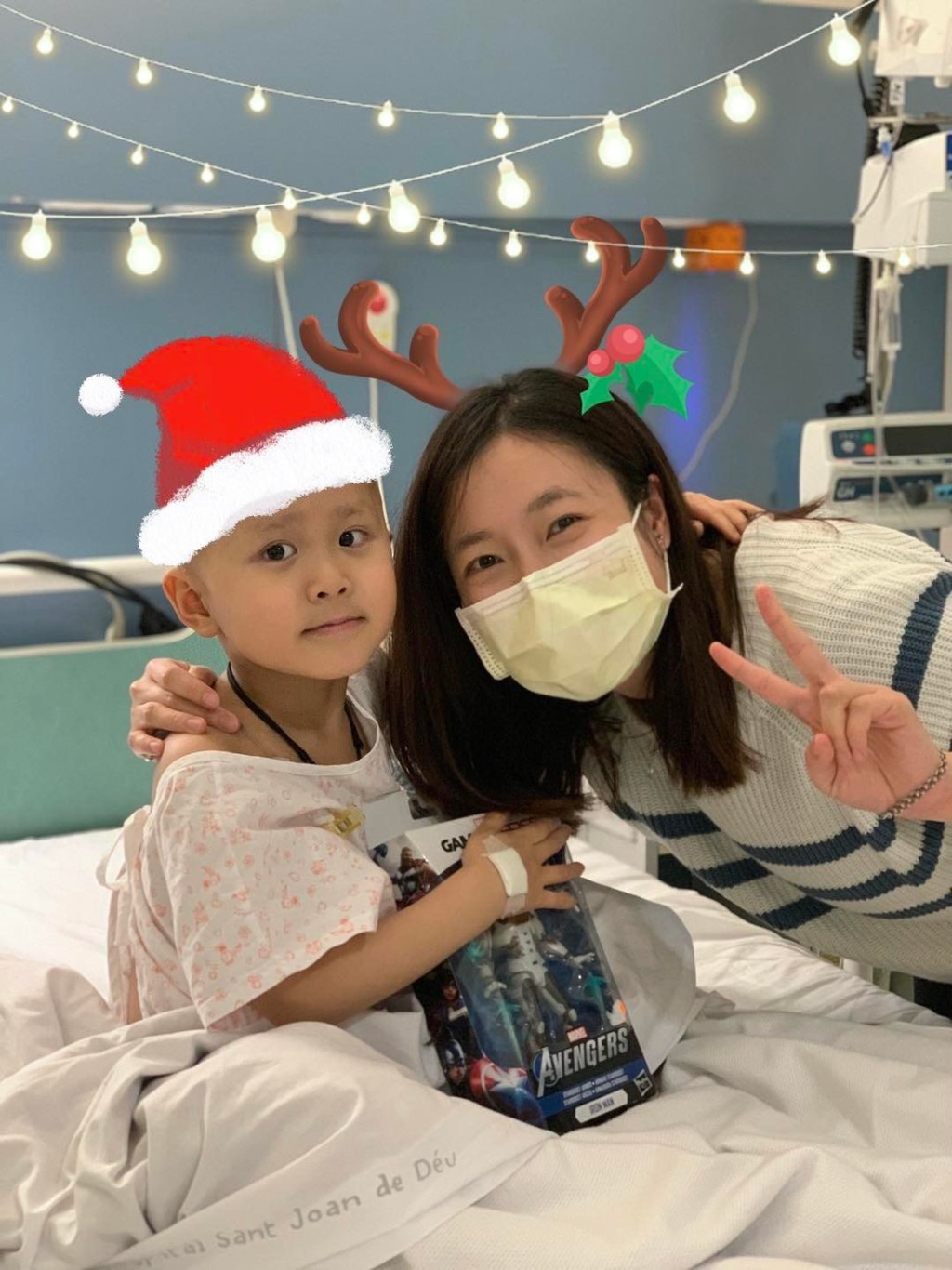 一名暂住在西班牙、曾是香港儿童肿瘤科和外科医护人员到医院探望Sheldon。fb「神母小战士Sheldon」图片