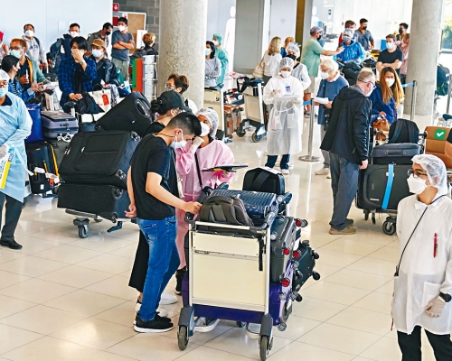 大批旅客周一抵達曼谷蘇凡納布國際機場。