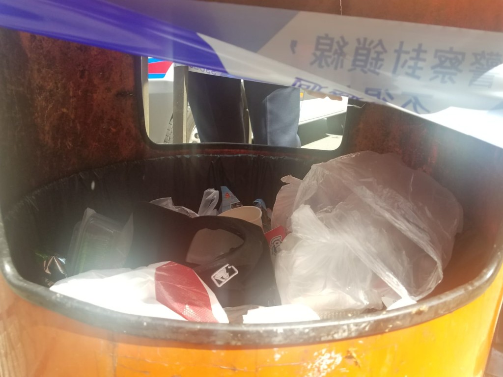 警員圍封附近垃圾桶