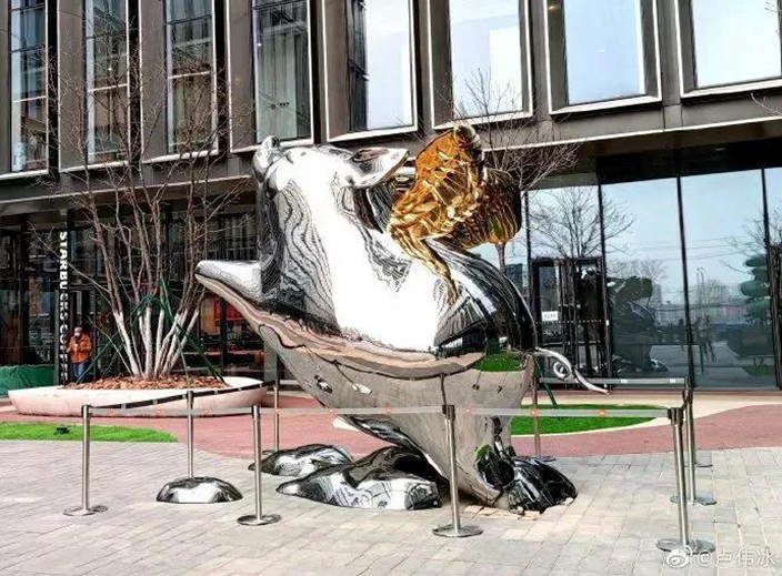 小米科学园的飞天猪塑像。网上图片 小米科学园的飞天猪塑像。网上图片