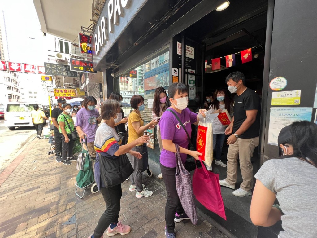太平洋酒吧员工今早11时已抵达深水埗元州街分店向基层派米。(受访者提供图片)