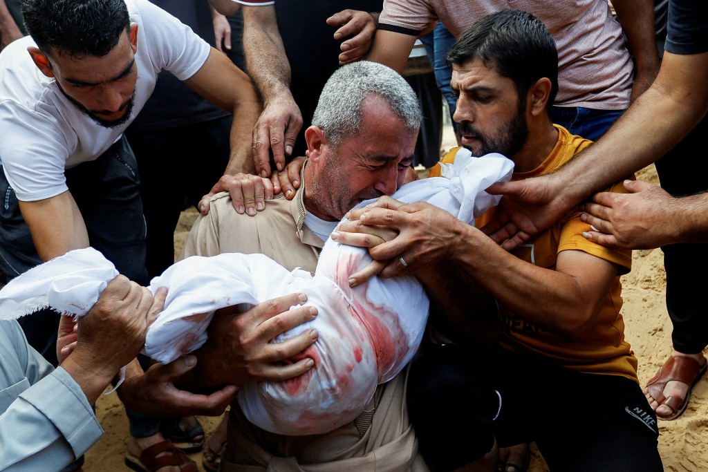加沙地带也有大量平民，因以色列空袭而死伤。路透社