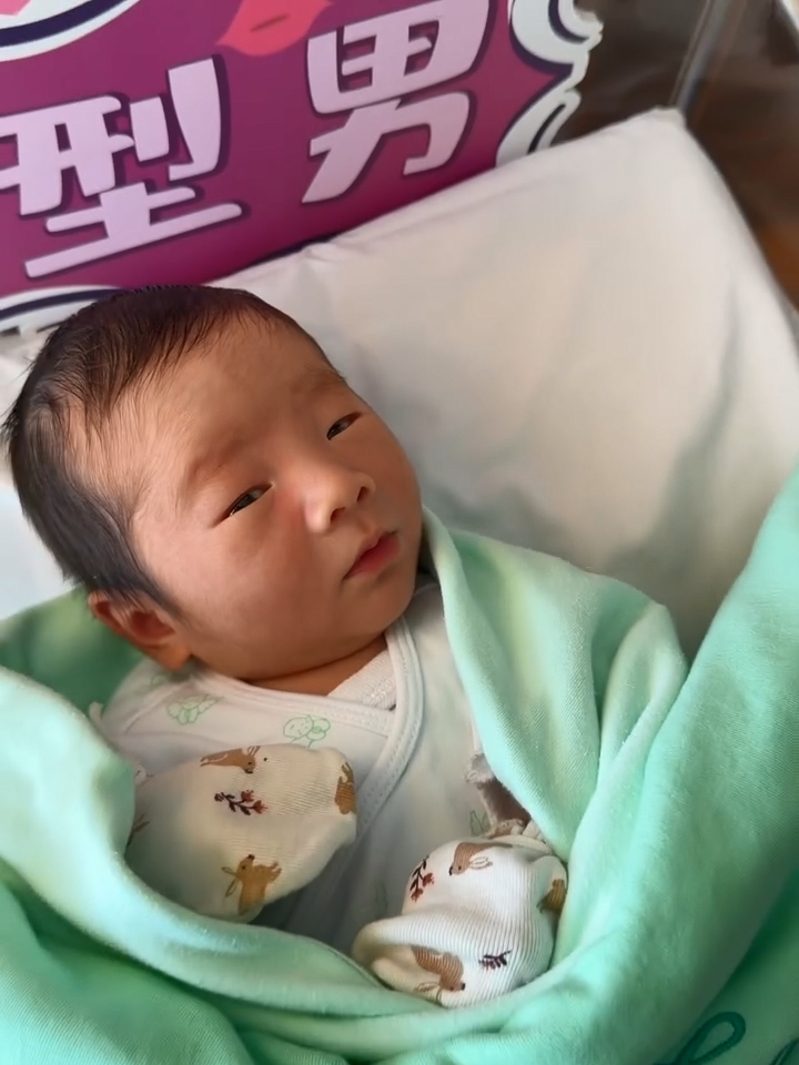 蔡嘉欣在旁擺放了「型男」及「Dad & Mum I Love U」等可愛字。