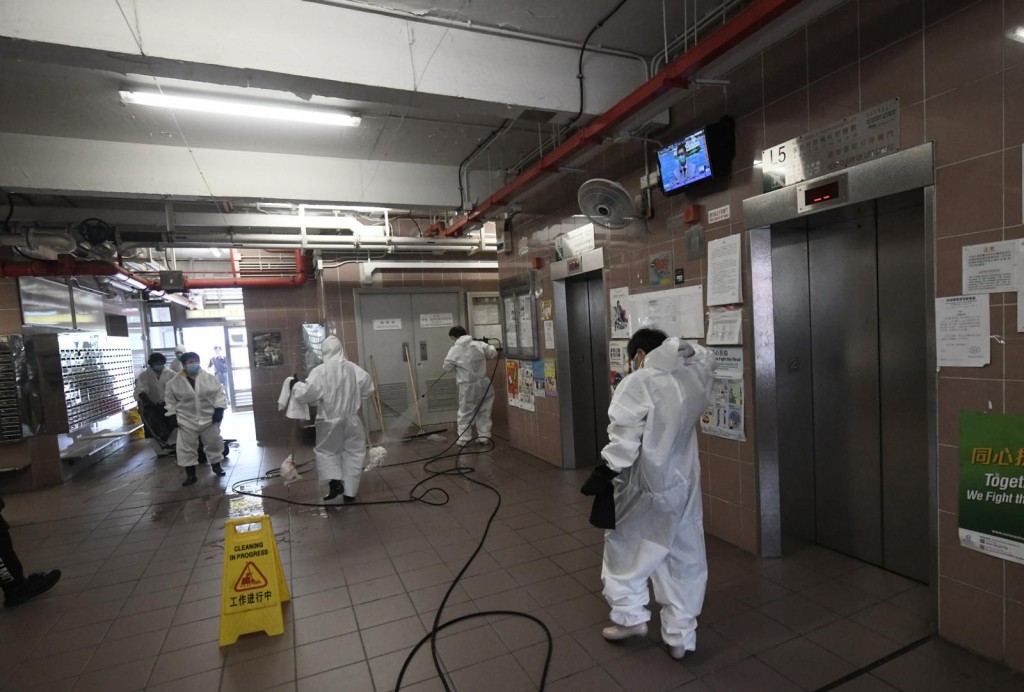 確診救護員居住的福海樓有人消毒。
