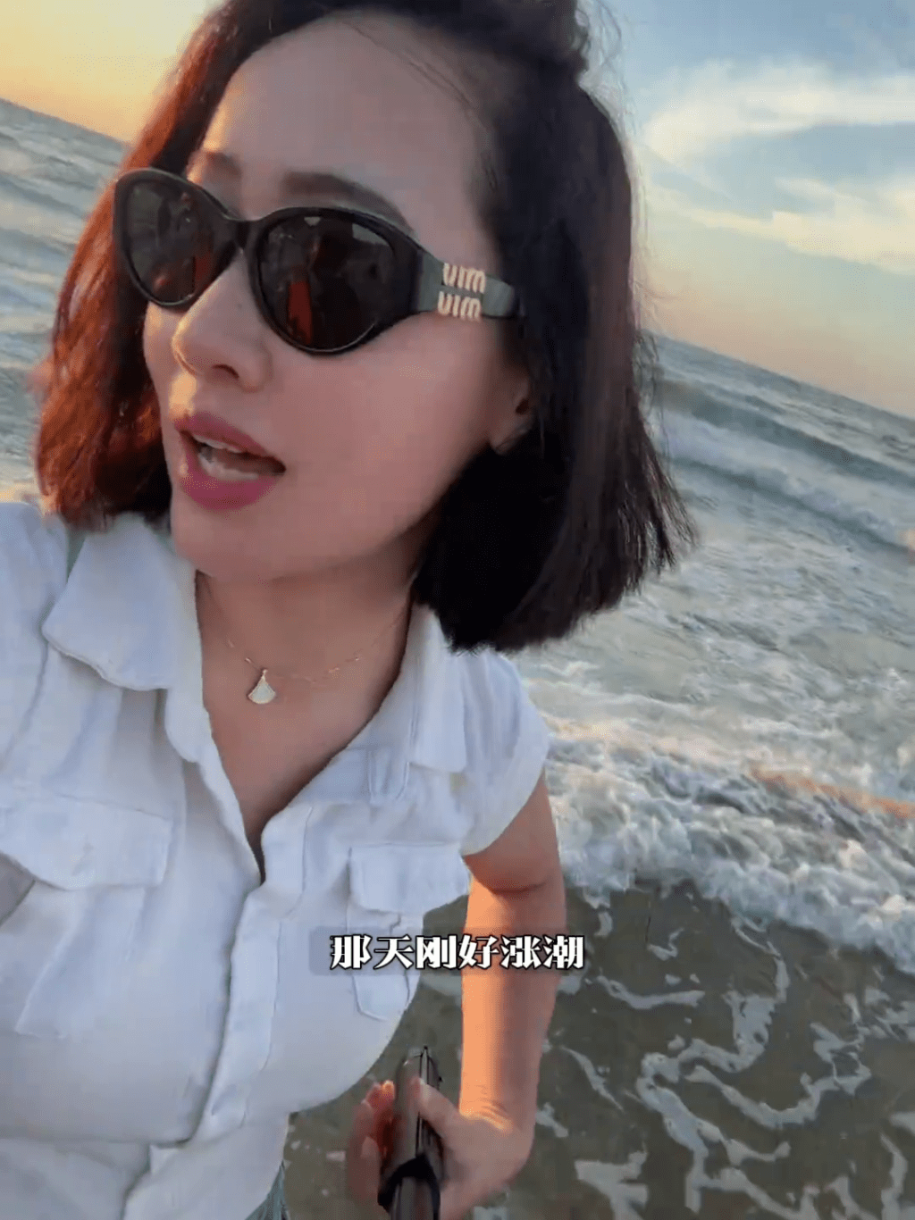 女網紅拒玩水上電單車,遭兩男夾擊圍堵漲潮海邊。 女網紅拒玩水上電單車,遭兩男夾擊圍堵漲潮海邊。
