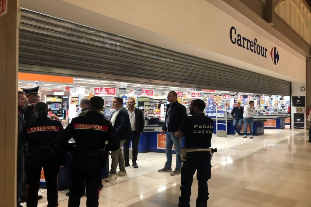 這宗慘劇周四在米蘭市附近阿薩戈鎮一家家樂福超級市場內發生。