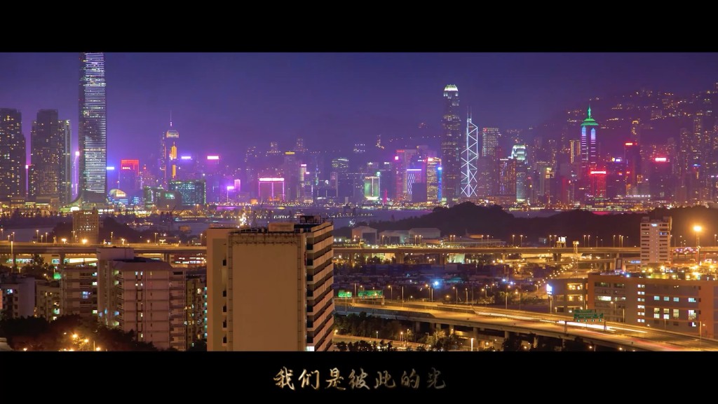 香港璀璨夜景的畫面。微博@人民海軍