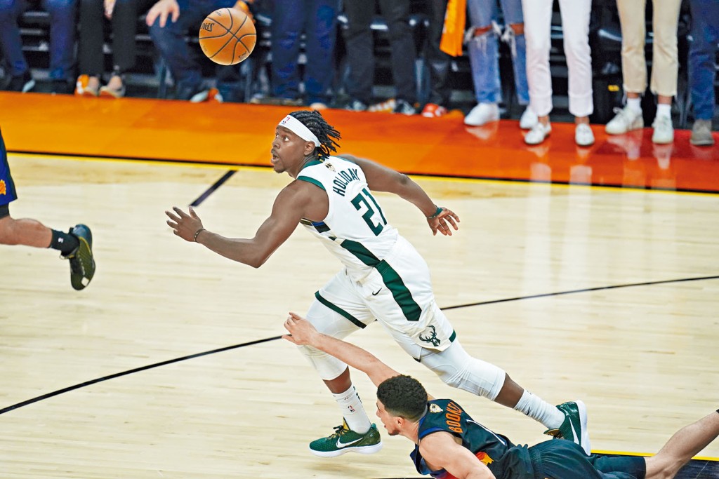 祖贺里迪（左）成功抢断太阳主将保卡（地上者）手上球。