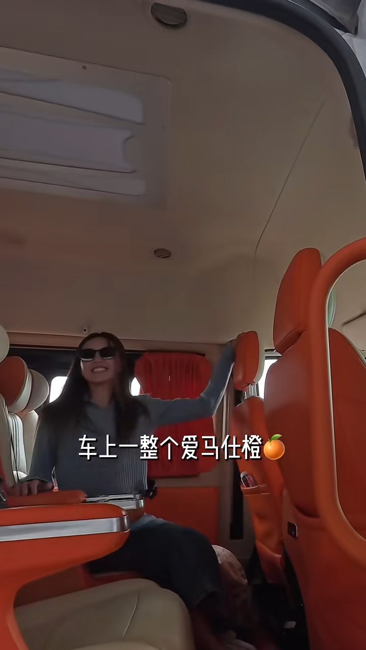 吳若希於成都過富貴生活,出入豪車極歎。 吳若希於成都過富貴生活,出入豪車極歎。