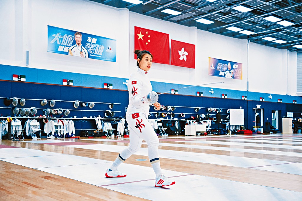 劍擊館牆上掛着張家朗和江旻憓奧運奪金相。