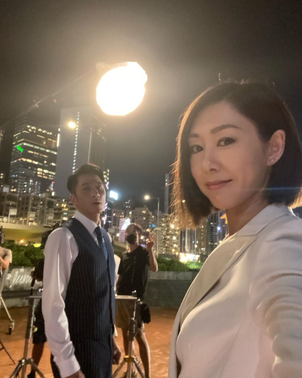 取笑老拍檔喜歡側臉回頭望鏡頭。