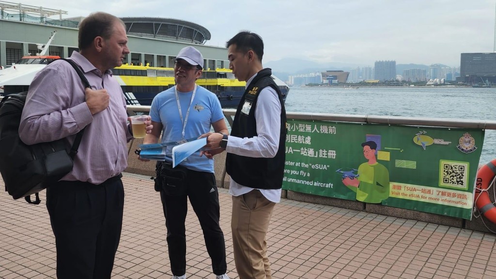 民航處及警方向市民派發宣傳品,並提醒市民維港一帶周六(16日)被列為臨時限制飛行區。政府新聞處