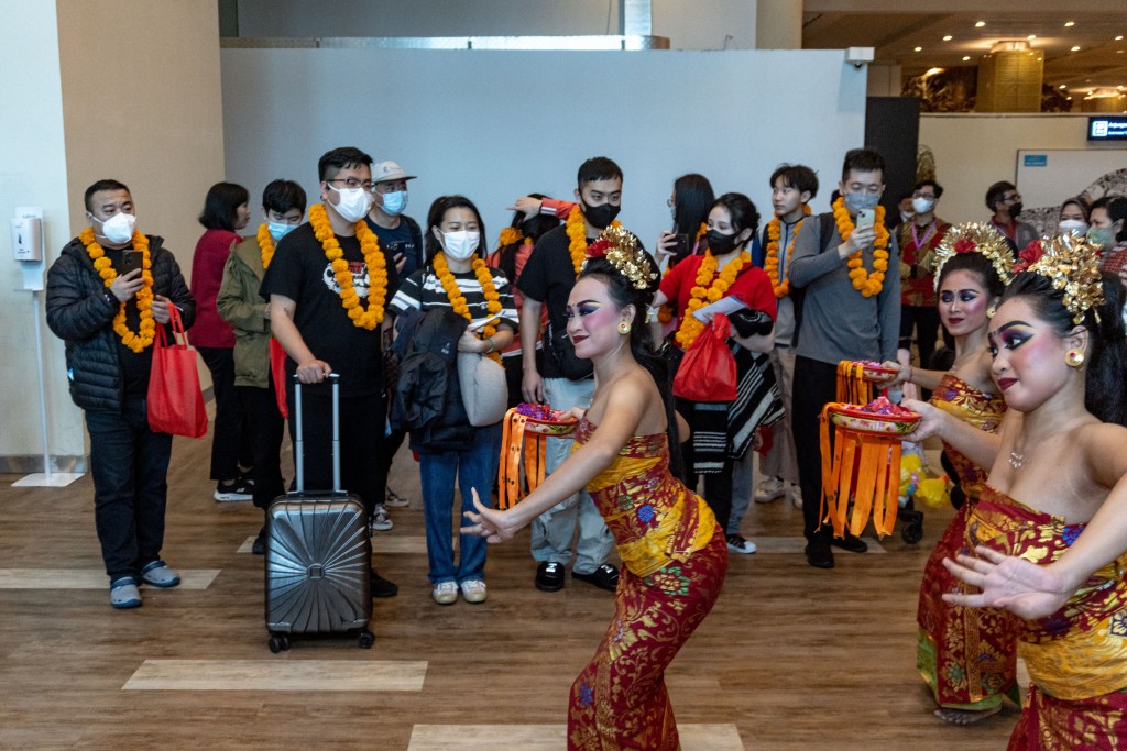 印尼有關部門組織傳統舞蹈表演迎接中國遊客。新華社