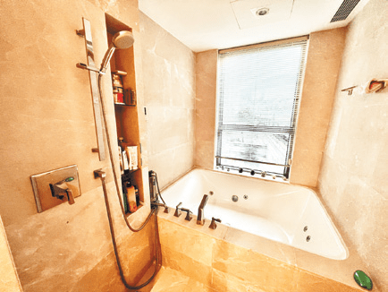 浴室設置按摩浴缸，讓住客可浸浴，放鬆身心。