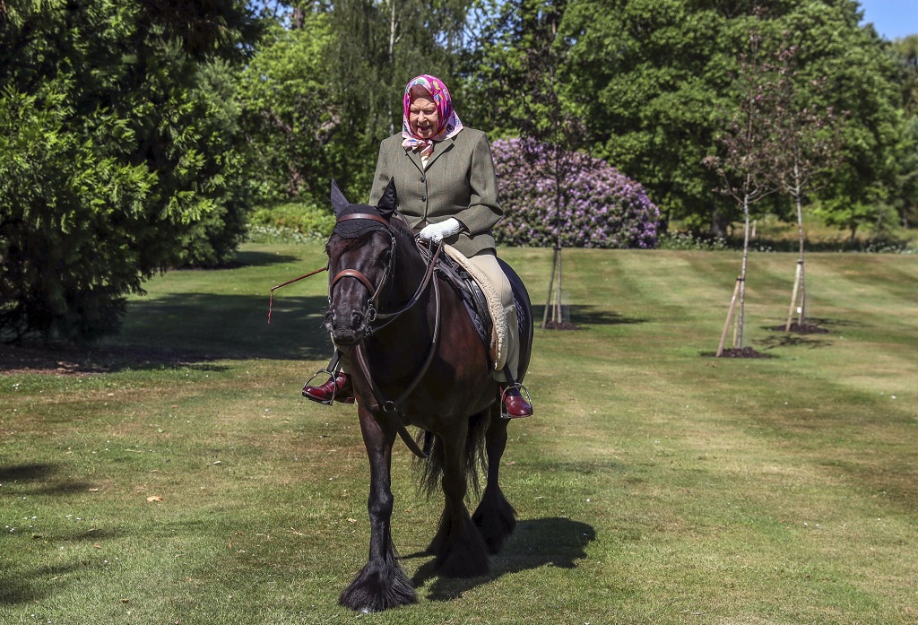 英女皇喜欢骑马，2020年皇室曾发布她在温莎公园骑马的相片，当时94岁的她仍老当益壮。（Twitter：The Royal Family）