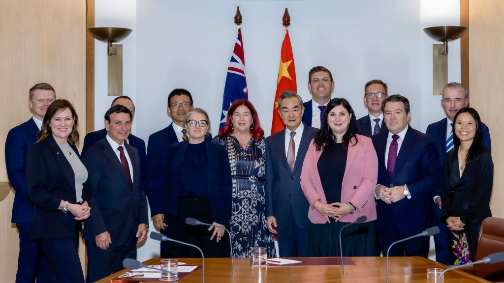  王毅在坎培拉會見澳洲澳中議會小組成員。 新華社