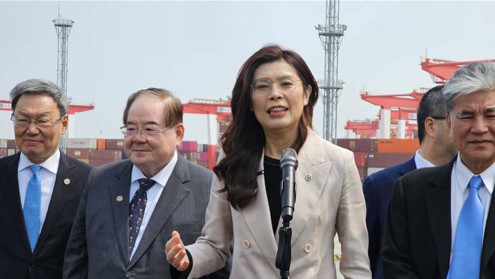 國民黨主席鄭麗文（右2）參訪洋山港。 中時