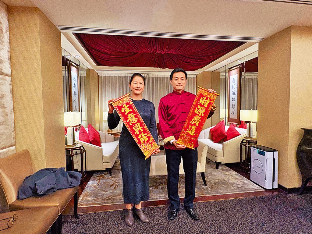 萬科香港周銘禧(右)表示,部署最快首季尾推出大埔馬窩路項目。旁為劉淑貞。