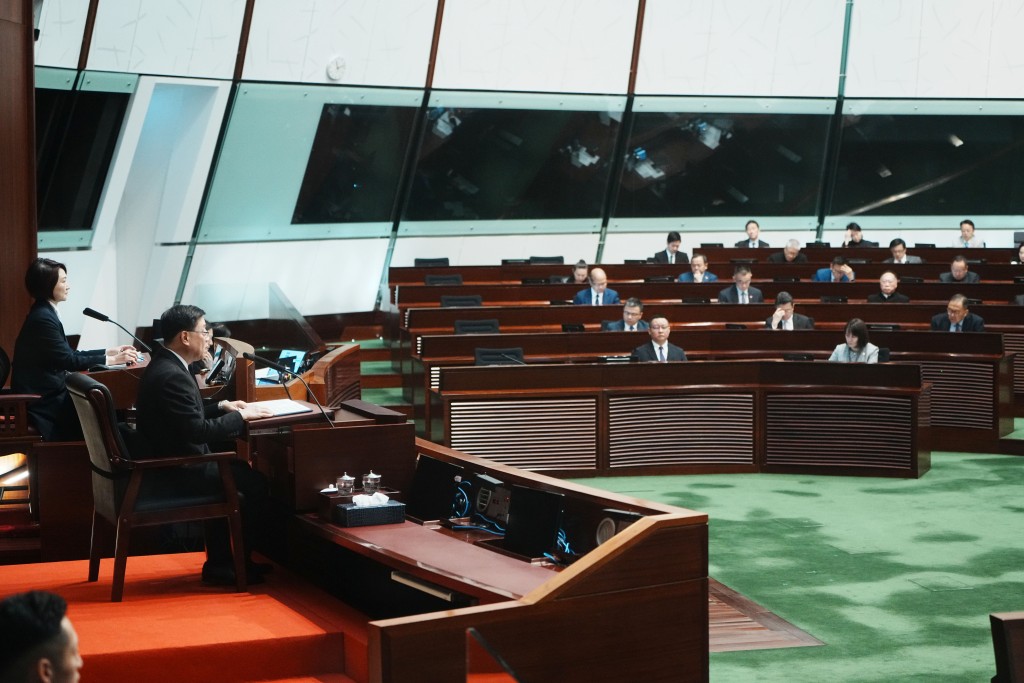 李家超向立法會發言。盧江球攝