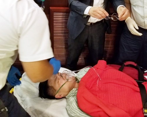 救護員到場，范國威被移上擔架床和戴上氧氣罩送院。